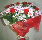 Farkl� bir hediye �r�n� isteyenler i�in  taze k�r �i�ekleri demeti ve g�ller