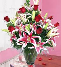 Ankara �i�ek�i yolla d�kkan�m�zdan  vazoda g�l ve kazablanka �i�e�i Ankara �i�ek g�nder firmas� �ahane �r�n�m�z 