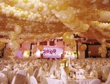 1500 adet balonun balon ya�muru �eklinde bo�alt�lmas� 
